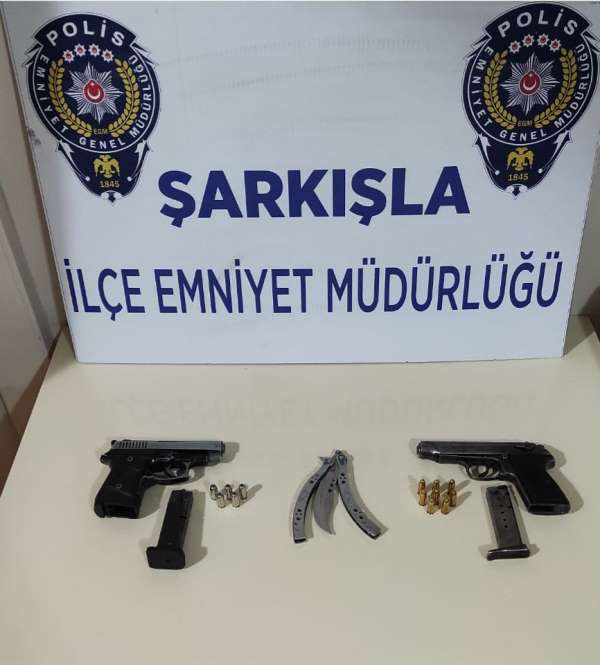 Aranıyordu üzerinde iki tabanca bir bıçak çıktı 