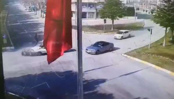 Isparta'da polis memurunun mesaiye giderken ağır yaralandığı kaza kameraya yansıdı 