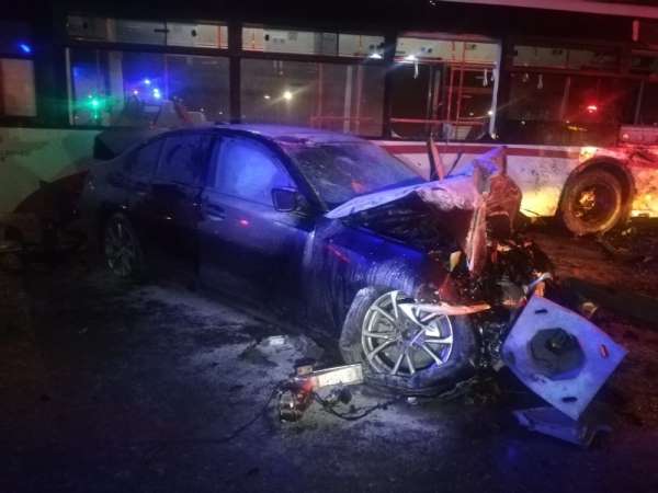 İzmir'de feci kaza: 2 yaralı 