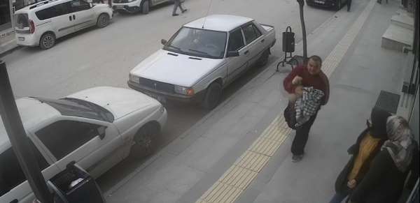 Koşarak veterinere götürdü, ama yavru köpeği kurtarılamadı