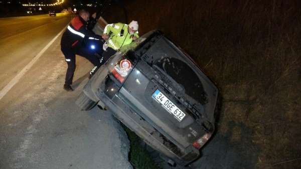 Samsun'da otomobil su kanıla devrildi: 1'i ağır 2 yaralı 