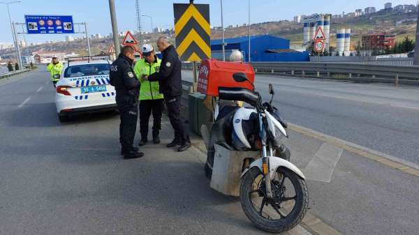 Samsun'da otomobil motosikletli kuryeye çarpıp kaçtı: 1 yaralı