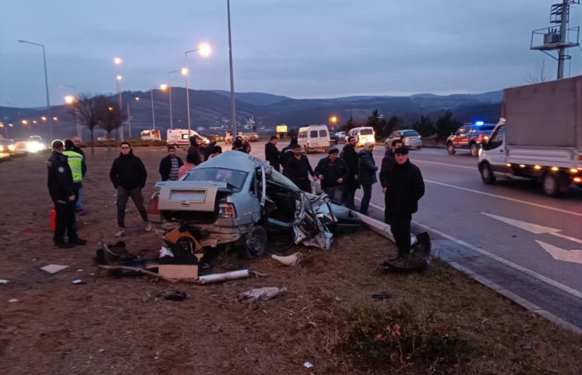 Aydınlatma direğine çarpan otomobil hurdaya döndü: 1 ağır yaralı