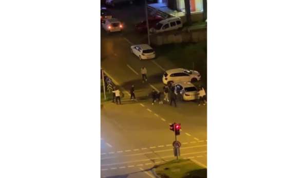Ümraniye'de kaza sonrası sokak ortasında kavga kamerada