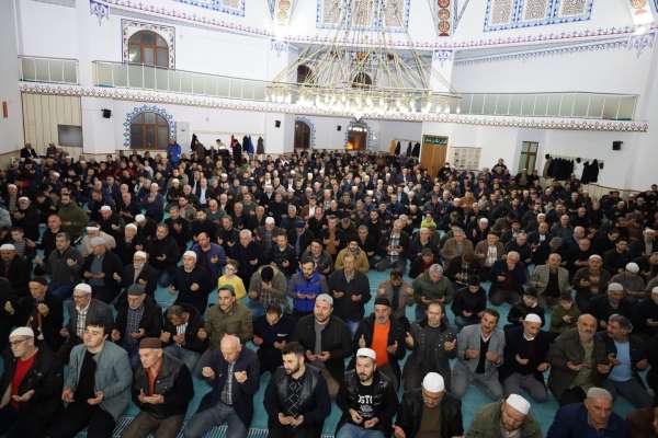 Miraç Kandili'nde vatandaşlar camilere akın etti