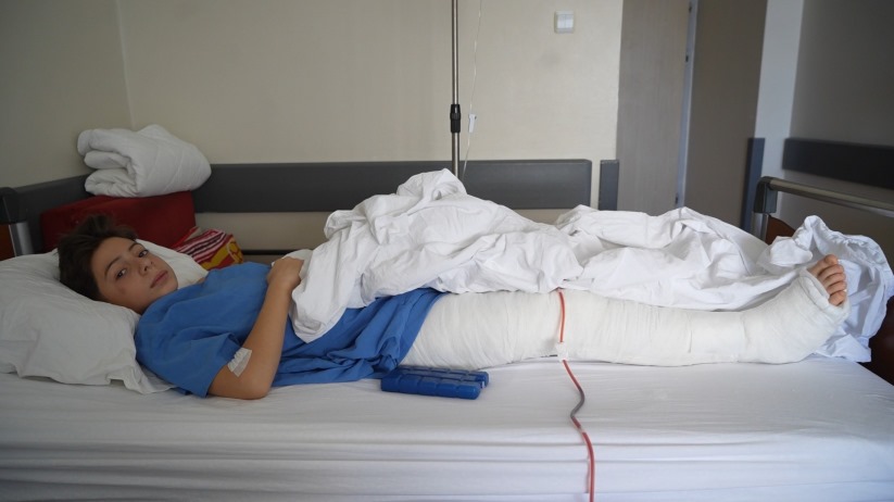 Kayak keyfi kabusa döndü: Pistte çarpıp kaçtılar, kalçası kırıldı