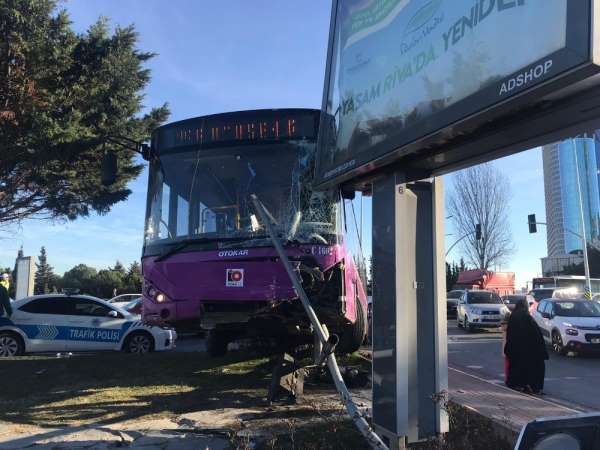 Ataşehir'de feci kaza: İstanbul Otobüs AŞ'ye ait otobüs ile otomobil çarpıştı 