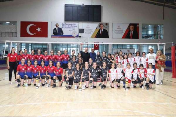 Hakkari'de Midi Kızlar Şampiyonası sona erdi
