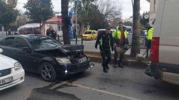 Manavgat'ta otomobil, okul servisine arkadan çarptı, kaza anı güvenlik kamerasına yansıdı