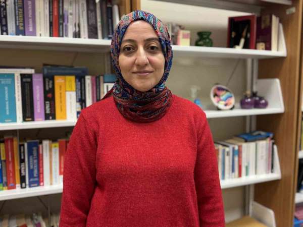 28 Şubatta başörtüsü yasağı nedeni ile Kıbrıs'a gidip üniversite okudu, bugün üniversitede ders veriyor