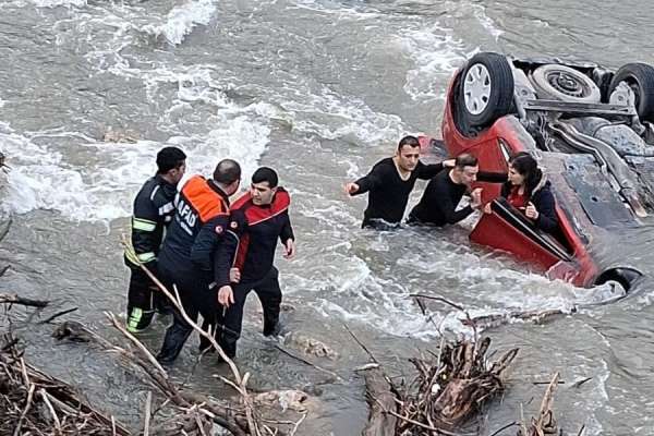 Amasya'da otomobil köprüden Yeşilırmak Nehri'ne uçtu: Anne-kızı ekipler kurtardı