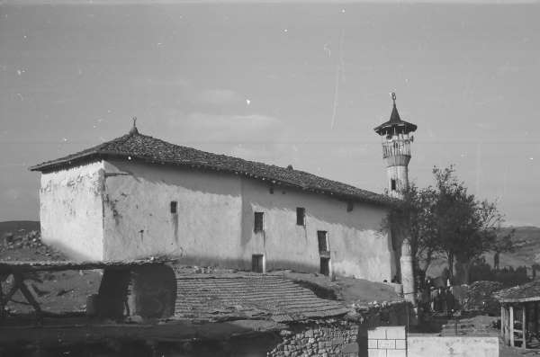 Depremin zarar verdiği 8 asırlık camide restorasyon çalışmaları başladı