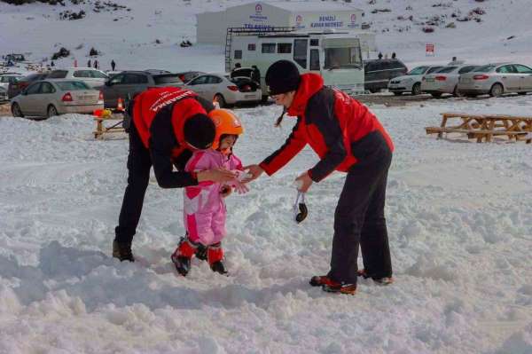 JAK şehit ve gazi çocuklarına kayak eğitimi verdi