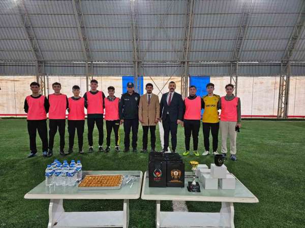 Öğrencilerle halı sahada maç yapan polis, terör örgütleri konusunda bilgilendirdi