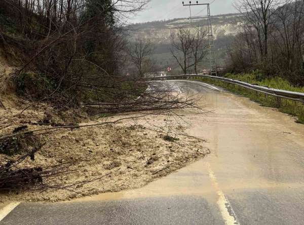 Ordu'da Ünye-Kumru bağlantı yolunda heyelan