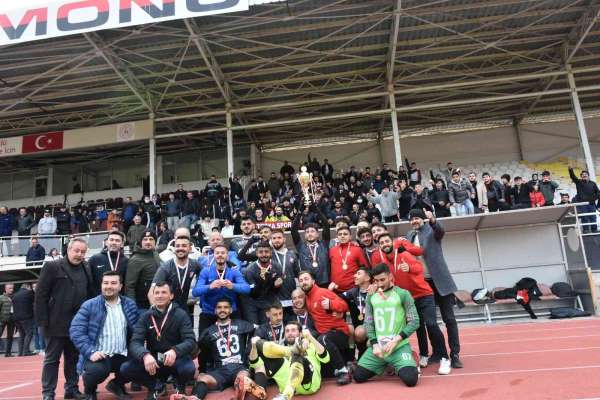 Kastamonu 1. Amatör Lig'de Tosyaspor Ormanspor'u 1-0 yenerek şampiyon oldu