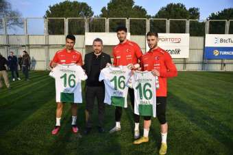 Altay Bayındır, İsmail Yüksek ve Mehmet Zeki Çelik'e Bursaspor forması hediye edildi