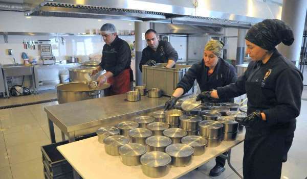 Samsun'da ihtiyaç sahiplerine iftarlık yemek ikram ediliyor
