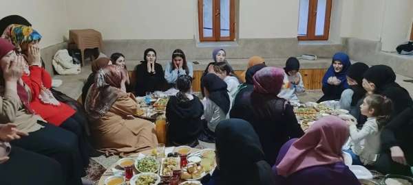 Kur'an kursu öğrencileri üniversite öğrencileriyle iftarda bir araya getirildi
