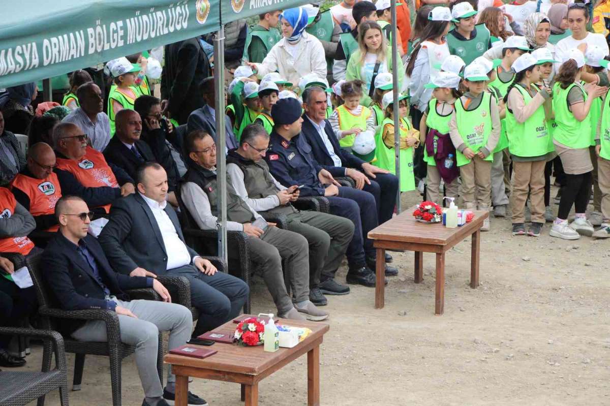 Amasya'da protokol koltuklarda oturdu, öğrenciler ayakta bekleyip diz çöktü