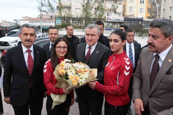 Gençlik ve Spor Bakanı Bak, Şırnak'ta gençlerle bir araya geldi