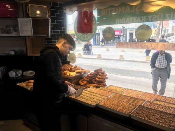 Malatya'da bayram öncesi baklava ustalarının yoğun mesaisi başladı
