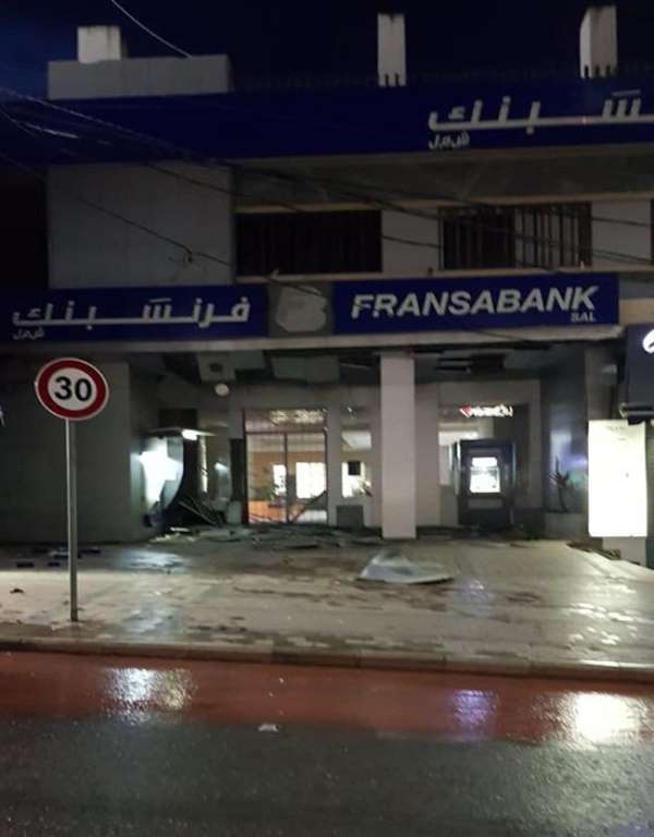 Lübnan'da bankaya bombalı saldırı