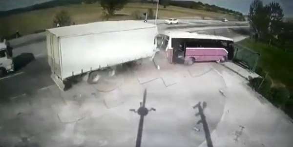 Sakarya'da kamyonun yolcu otobüsüne çarptığı feci kaza kamerada