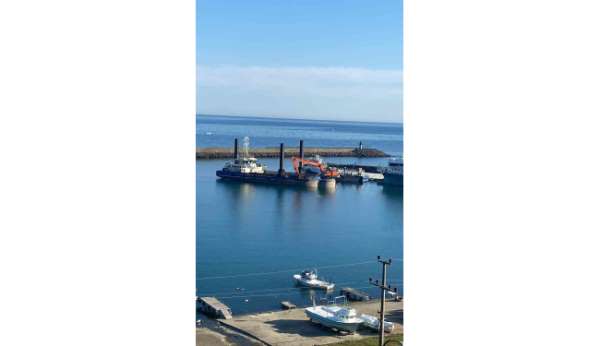 Balıkçı tekneleri limanlarına daha rahat yanaşması için liman içlerinde dip temizliği başlatıldı - Trabzon haber