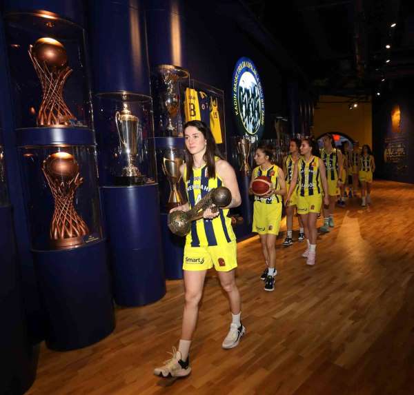 Fenerbahçe Kadın Basketbol Takımı, EuroLeague kupasını basketbol müzesine getirdi - İstanbul haber