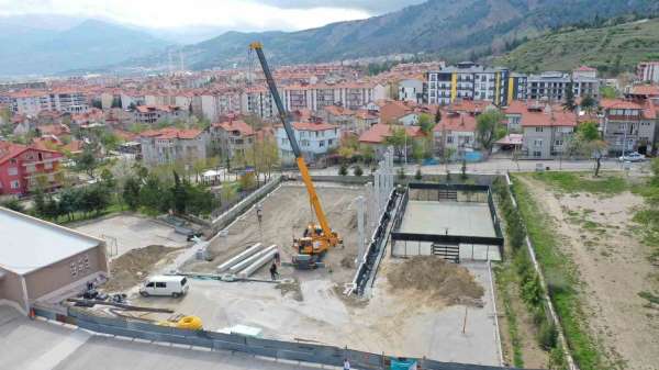 Kapalı Spor Salonuna prefabrik kolon montajı - Isparta haber