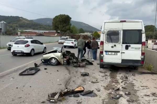Kaza yapan otomobil ikiye ayrıldı - İzmir haber