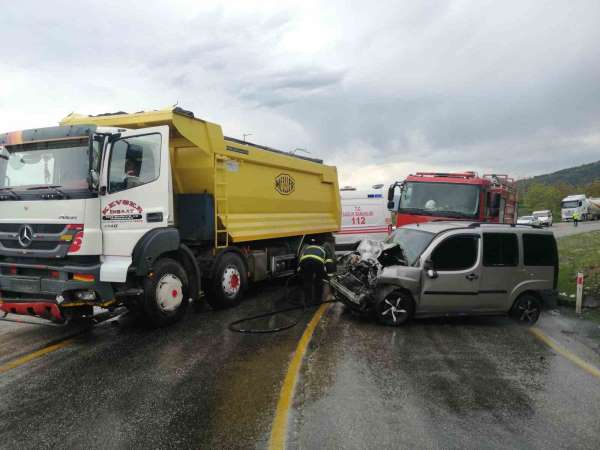 Tokat'ta hafif ticari araçla kamyon çarpıştı: 7 yaralı - Tokat haber