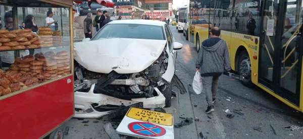 Beylikdüzü E-5 yan yoldaki feci kazada faciadan dönüldü: Taksi refüje savruldu, diğeri simit tezgahına çarpmad