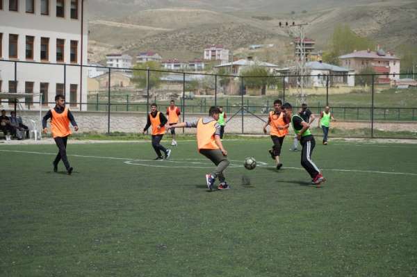 Renkli görüntülere sahne olan 'Bahar Turnuvası' ile lise öğrencileri eğlendiler