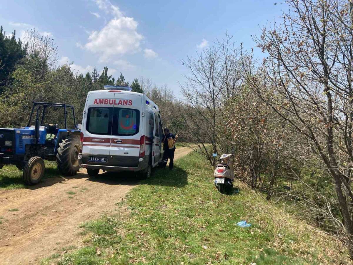 Bilecik'te motosikletin devrilmesi sonucu meydana gelen trafik kazasında 2 kişi yaralandı