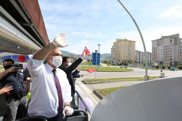 Başkan Sandıkçı üstü açık otobüsle gezerek vatandaşın bayramını kutladı 