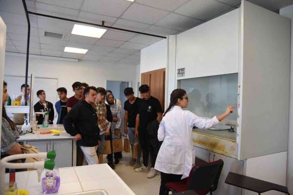 Liseli öğrenciler Düzce Üniversitesi'ni gezdi