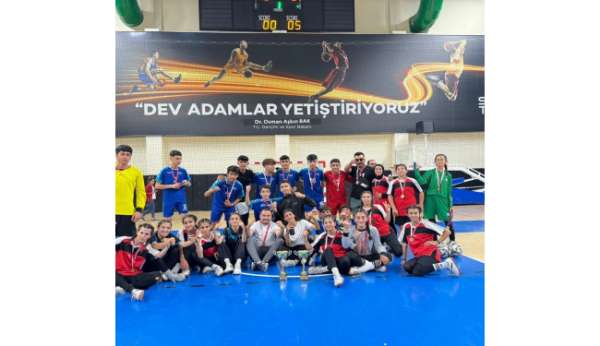Futsal il birinciliği turnuvasında Mazıdağı Anadolu Lisesi 2 kategoride şampiyon oldu
