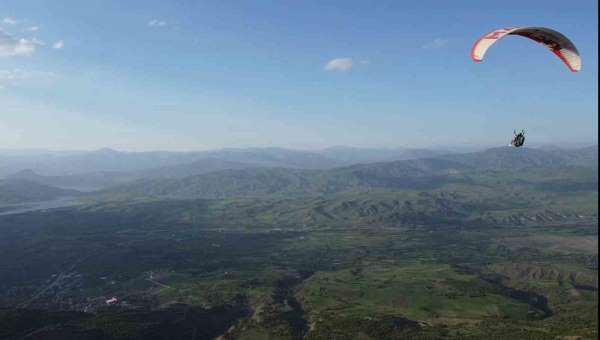 Akıncılar'da yamaç paraşütü uçuşları başladı