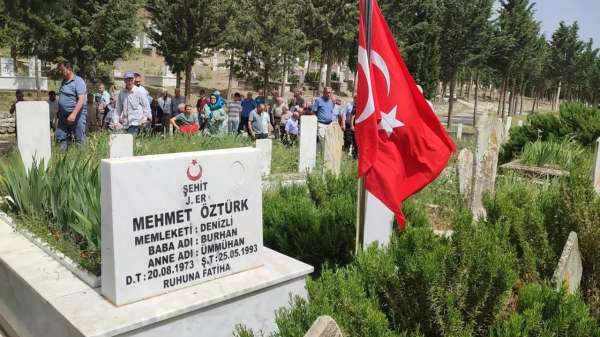 Bingöl'de şehit edilen 33 askerden birisi olan Denizlili es mezarı başında anıldı