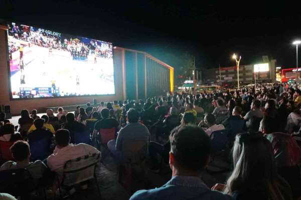 Erzincan'da Fenerbahçe'nin Euroleague final maçı dev ekranda izlendi