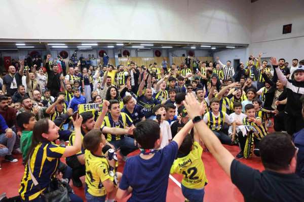 Fenerbahçe'nin Avrupa şampiyonluğu Darıca'da dev ekrana yansıtıldı