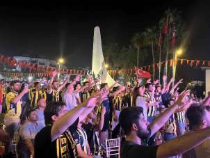 Fenerbahçe'nin şampiyonluğu meşaleler ve bayraklarla kutlandı