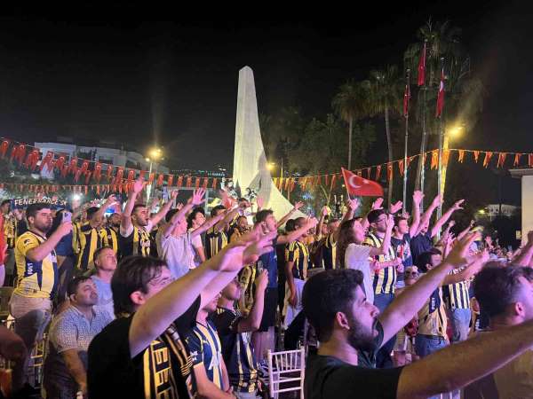Fenerbahçe'nin şampiyonluğu meşaleler ve bayraklarla kutlandı