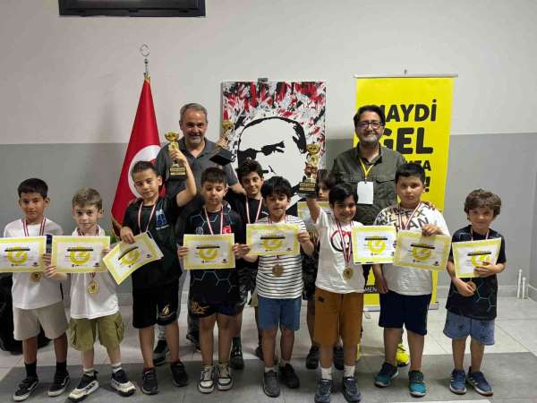 İzmir'de, 19 Mayıs satranç turnuvasına 110 sporcu katıldı
