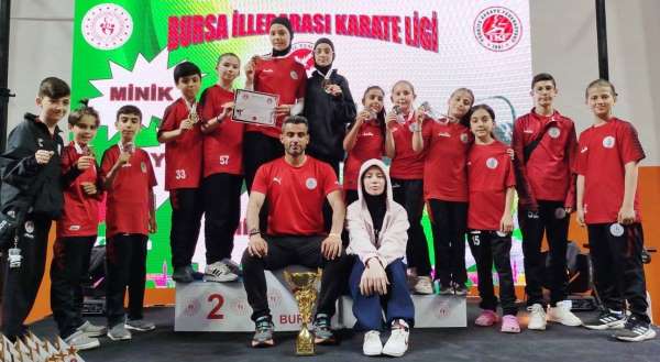 Körfezli karateciler Bursa'dan 9 madalya ile döndü