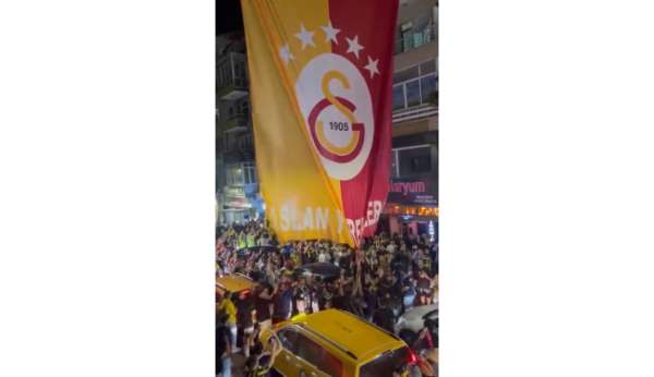 Yalova'da Fenerbahçe taraftarlarından Galatasaray bayraklarına saldırı