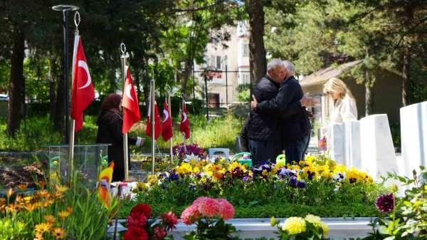 Şehit aileleri ve gazi yakınları bayram arefesinde şehitlikleri ziyaret etti