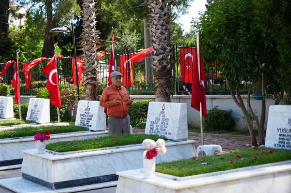 Şehit babası evladının kabri başında: '30 sene geçti ama kolay geçmedi'